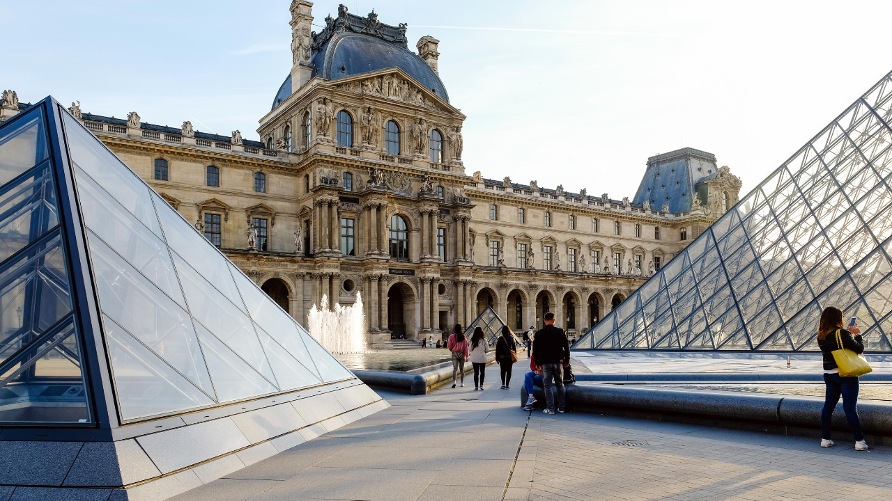 Free Microsoft Teams BG Louvre Paris