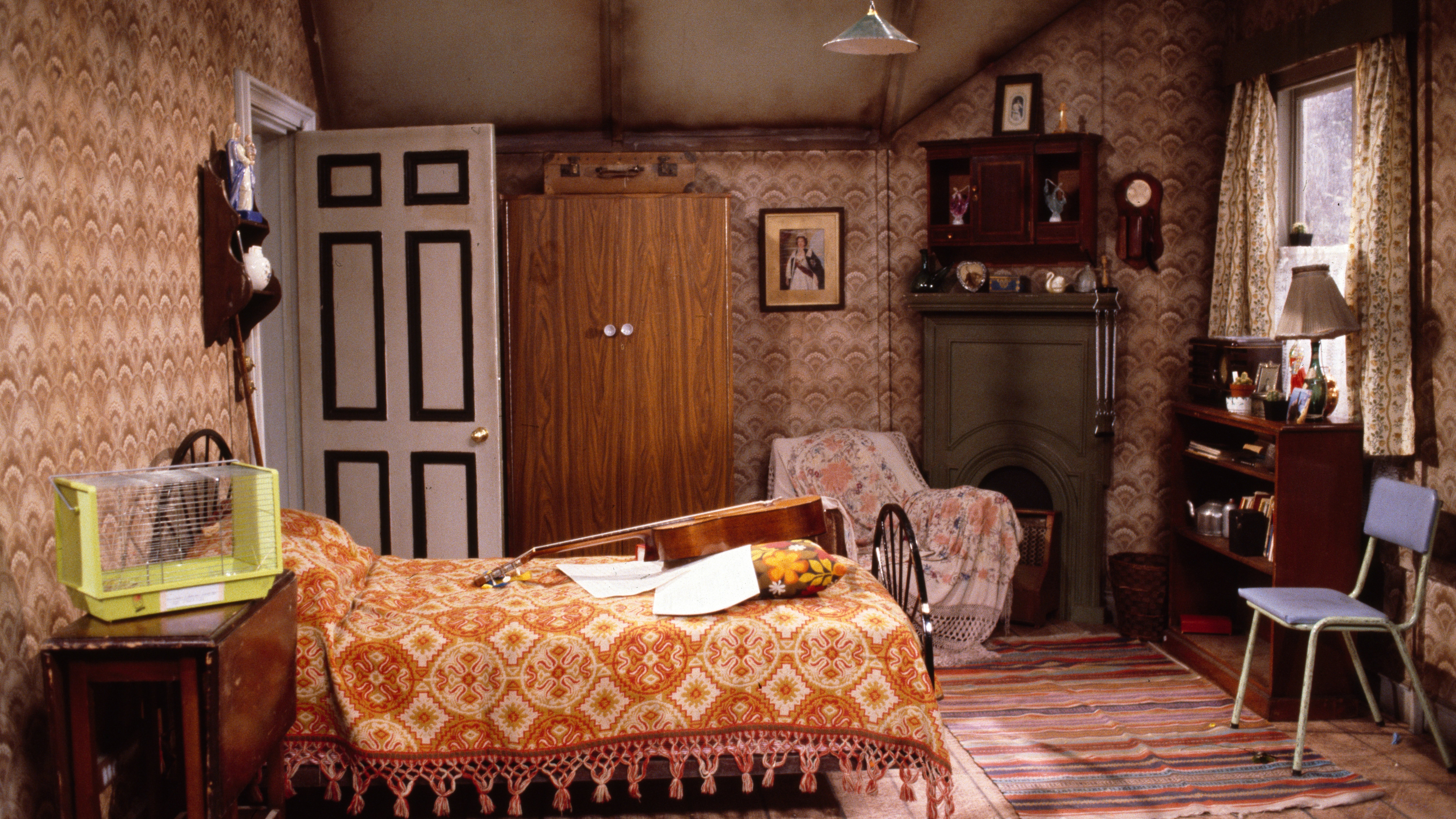 1979_Fawlty_Towers_manuels_room